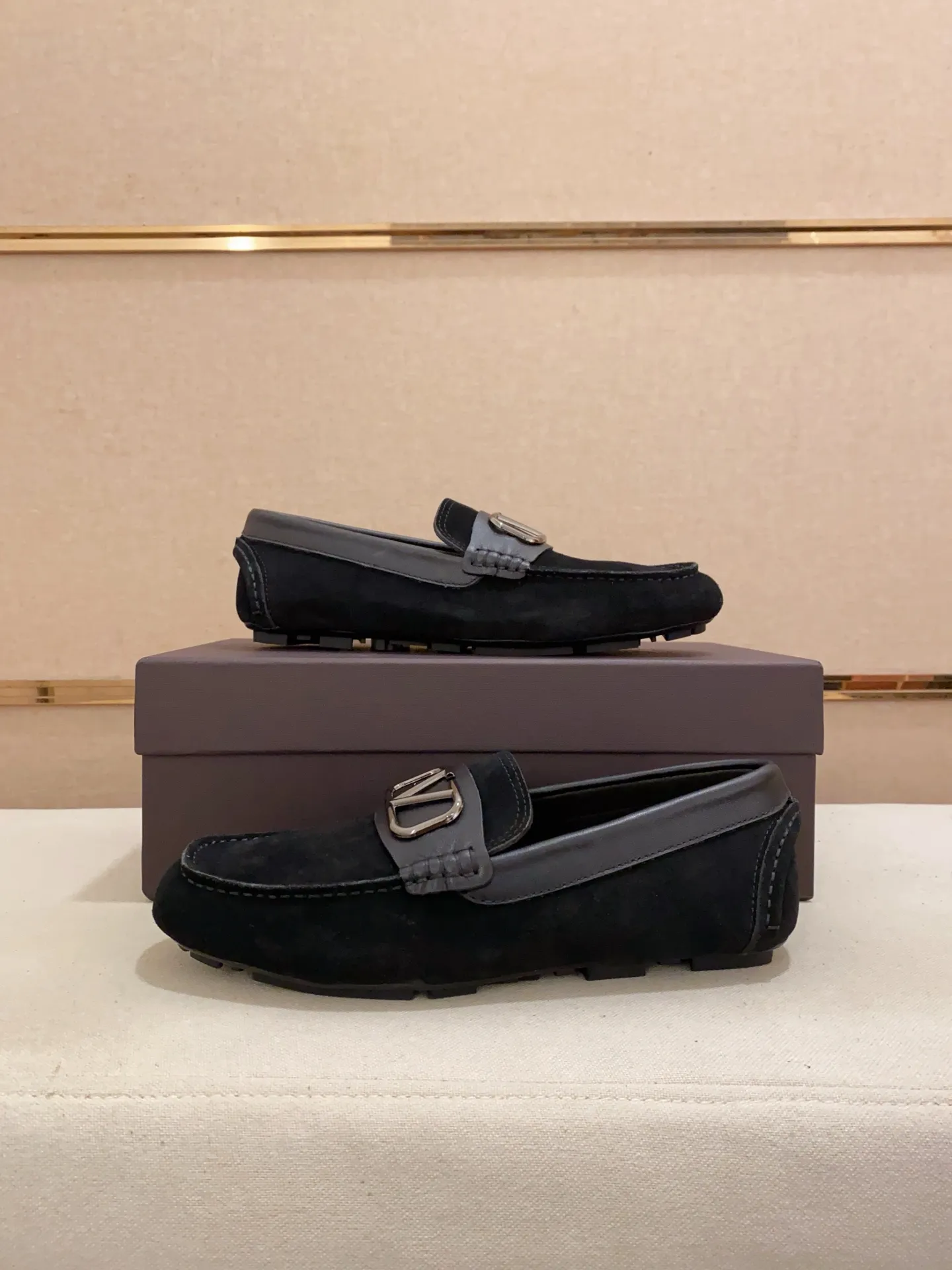 Men's shoes💰: 680💰VALENTINO, made of imported cowhide with imported water-dyed cowhide lining, iconic hardware and iconic wear-resistant outsole. 38-44. 45 VALENTINO packaging can be customized to enjoy the brand’s iconic product packaging